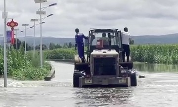 Xe khách gặp nạn trong mưa lớn ở Trung Quốc, ít nhất 10 người chết