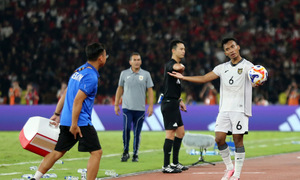 Bác sĩ Việt Nam: 'Tôi không xếp chai nước để cản trở U23 Indonesia'