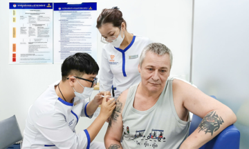 Du khách nước ngoài chọn tiêm vaccine tại Việt Nam