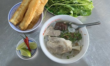 'Bánh canh cổng chào' Bà Rịa với đặc sản xương que nạc