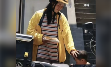 Phía sau bức ảnh nữ shipper chở con cùng đi làm