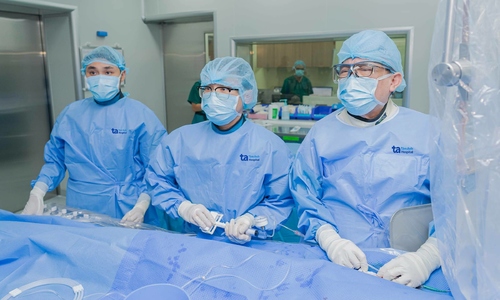 Ba lần đặt stent cho cụ bà nhiều bệnh nền