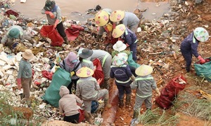 Nearly 100 workers clean up landfill breach in Quang Ngai