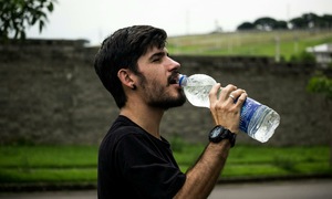 4 simple drinking habits to prevent kidney stones