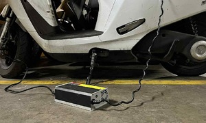 Sạc xe máy điện tại nhà thế nào cho an toàn?