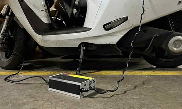 Sạc xe máy điện tại nhà thế nào cho an toàn?