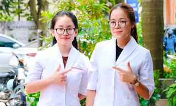 Hai nữ sinh giành suất thực tập ở bệnh viện hàng đầu Pháp