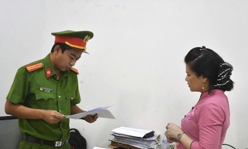 Bảo mẫu bị bắt vì ném bé 14 tháng tuổi xuống nền gạch