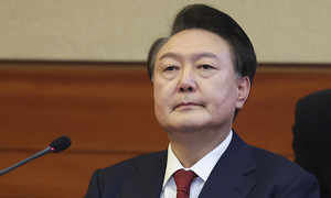 Former president Yoon refuses to dress for questioning