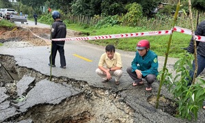 Highway 40B connecting Da Nang and Quang Ngai severely damaged
