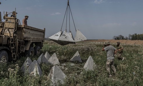 Ukraine's race to build defenses against Russia