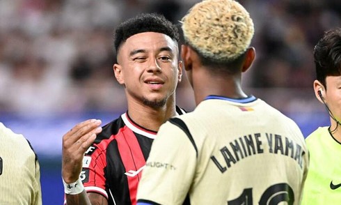 Lamine Yamal swaps shirts with Lingard