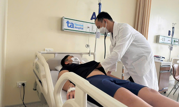 Bé trai ngộ độc sau ăn chè cất ba ngày trong tủ lạnh