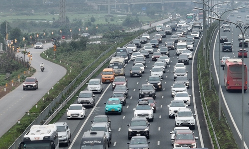Thí điểm cấm xe tải đi vào làn sát dải phân cách trên hai cao tốc