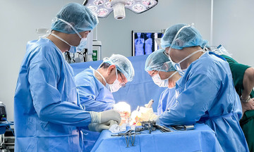 17 chiếc vít chỉnh thẳng cột sống uốn khúc của chàng trai