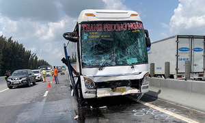Two sleeper buses collide on Trung Luong expressway