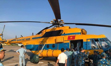 Trực thăng chuyển hàng cứu trợ cho tỉnh Điện Biên