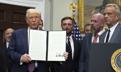 Ông Trump ký sắc lệnh yêu cầu học sinh trường công rèn thể lực