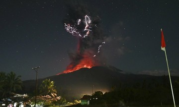 Núi lửa Indonesia phun trào, tro bụi bốc cao 18 km