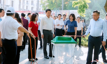 Chủ tịch Hà Nội cùng người dân dọn rác tại quảng trường