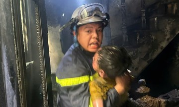 Giải cứu ba cháu nhỏ mắc kẹt trong đám cháy ở Hà Nội