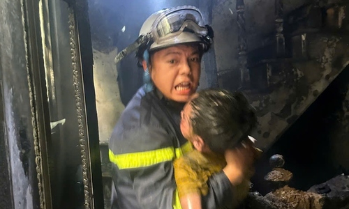 Giải cứu ba cháu nhỏ mắc kẹt trong đám cháy ở Hà Nội