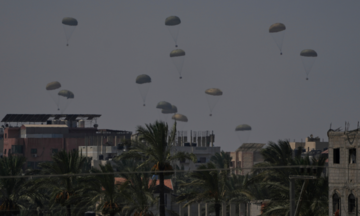 Loạt nước thả hàng viện trợ nhân đạo xuống Gaza