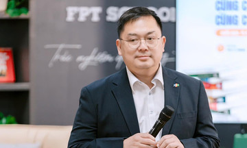 Hành trình 'sống hết mình, học đến cùng' của ông Hoàng Nam Tiến