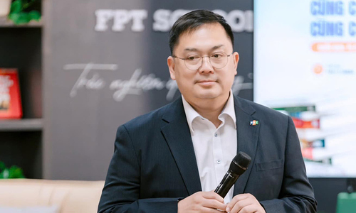 Hành trình 'sống hết mình, học đến cùng' của ông Hoàng Nam Tiến