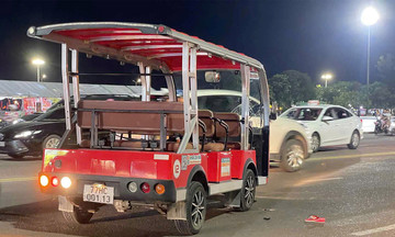 Xe điện du lịch tông 3 người đi bộ