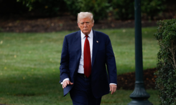 Ông Trump hứng chỉ trích vì sa thải lãnh đạo Cục Thống kê Lao động