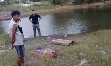 Thi thể hai bé trai dưới vũng nước