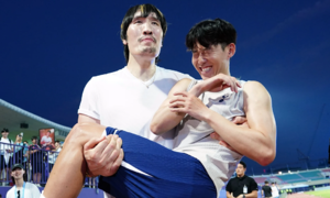 MMA fighter Choi Hong-man playfully lifts Son Heung-min