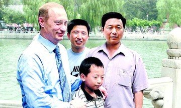 Nụ hôn của ông Putin định hướng cuộc đời cậu bé Trung Quốc