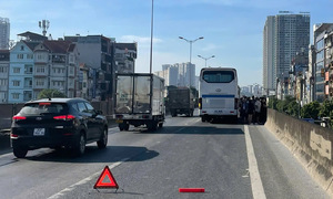 Over 40 passengers stranded on Hanoi ring road 3 after stranger removes bus key