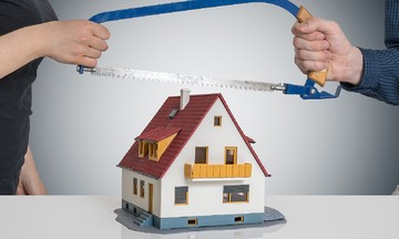 Anh trai tự ý sang tên sổ đỏ sau khi cha mẹ mất, tôi đòi được không?