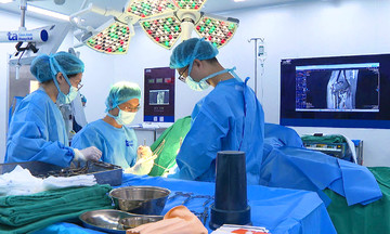 Đứt gân duỗi cẳng tay một tháng mà không biết