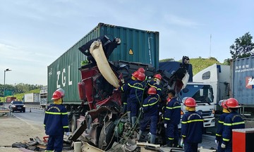 Hai xe đầu kéo va chạm trên cao tốc Bắc Nam, một người tử vong