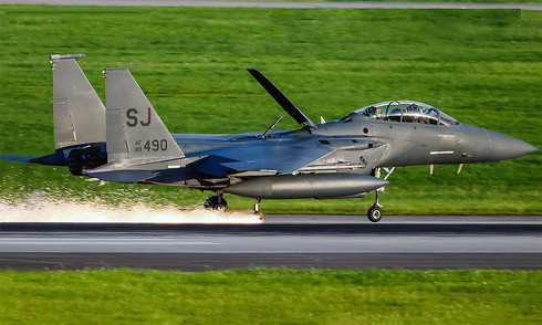 US fighter jet loses wheel, sparks fly on Japanese runway