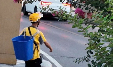 Shipper chạy bộ giao đồ ăn