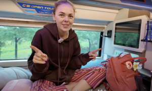 Western tourists try sleeper bus to Sa Pa for the first time