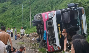 Lật xe khách ở Phú Thọ, một người chết