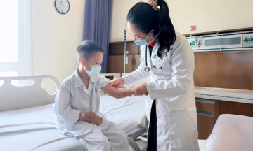 Nhiễm trùng vết thương, bé trai bị viêm hạch