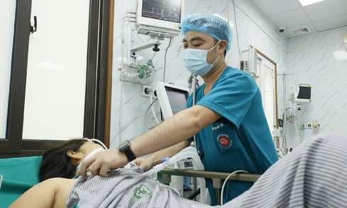 Why is heat stroke a risk during hot weather?
