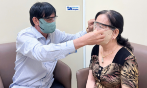 Vợ chồng cùng bị đục thủy tinh thể