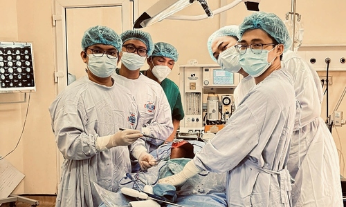 10-year-old girl undergoes groundbreaking knee replacement surgery for bone cancer