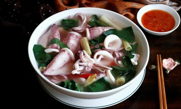 Mực luộc hay hấp ngon hơn?