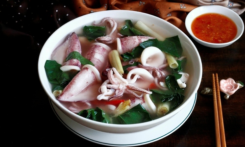 Mực luộc hay hấp ngon hơn?