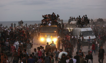 Xe chở hàng viện trợ ở Gaza bị lật, đè chết 20 người