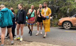 Tuyen Quang calls for action against male tourists wearing Hmong skirts